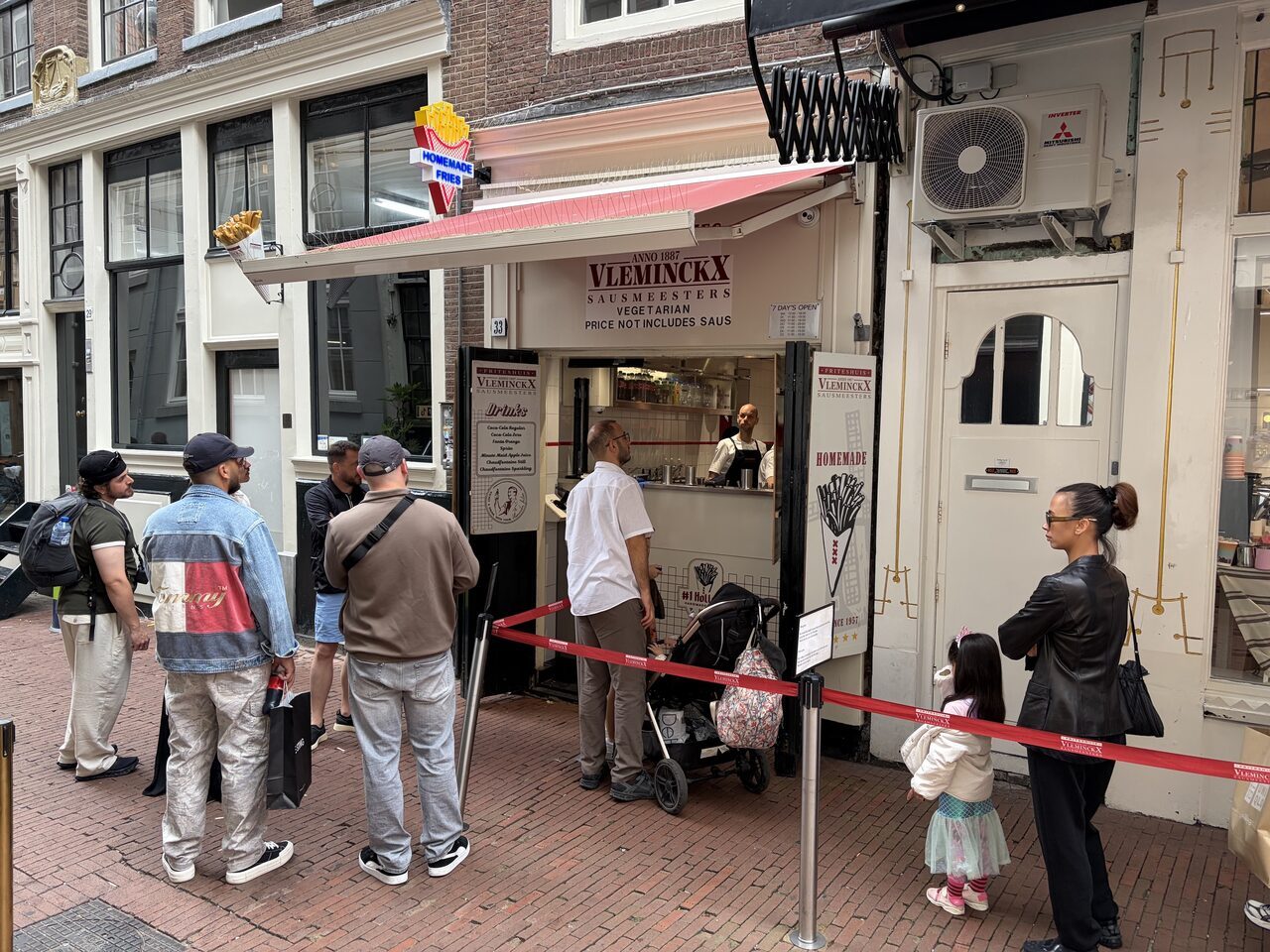 The Vleminckx counter on Voetboogstraat with its famous queue